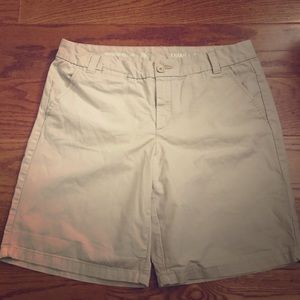 GAP Boyfriend Roll Up Khaki Bermuda shorts sz 6